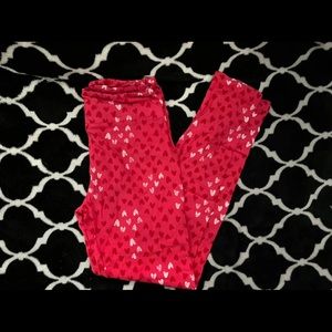 Size OS
Never worn-Lularoe Valentine leggings